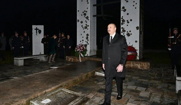 İlham Əliyev Azadlıq Qapısı abidəsini ziyarət etdi - Foto