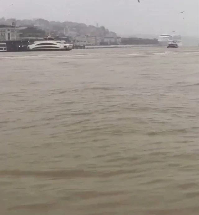 Türkiyə paytaxtında güclü yağışlar: İstanbul boğazının rəngi dəyişdi - Foto/Video