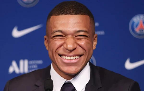 Mbappe sürücülük vəsiqəsi aldı: İlk dəfə sükan arxasında görüntüləndi