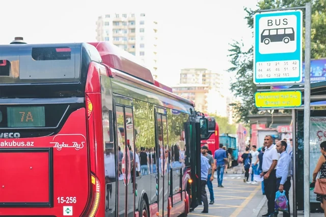 Avtobus dayanacaqlarındakı informativ lövhələrin durumu SUAL YARATDI: Xanalar niyə doldurulmur? - FOTO