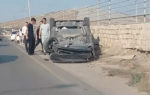 Binəqədi-Xırdalan yolunda qəza: "Mercedes"lə toqquşan BYD aşdı - VİDEO