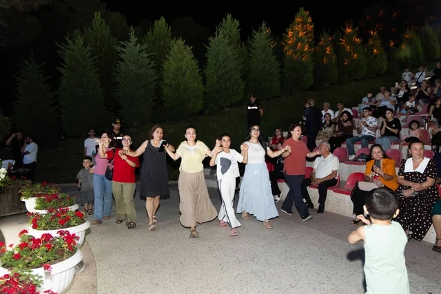 Xətai rayonunda Xalq artisti Mübariz Tağıyevlə görüş keçirilib
