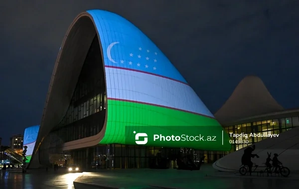 Heydər Əliyev Mərkəzinin binası üzərinə Özbəkistan bayrağı proyeksiya olunub - FOTO - VİDEO