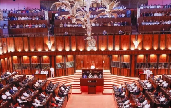 Şri-Lankada deputatlara təyin edilən pensiyalar ləğv edildi
