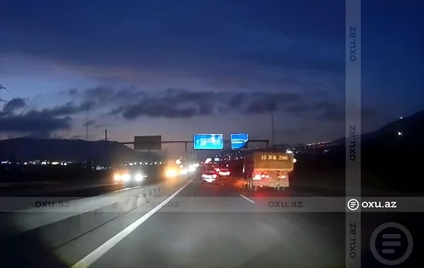 Hərəkətdə olan "KamAZ" dəhşət saçdı - VİDEO