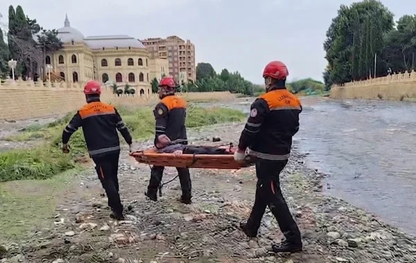 Gəncədə çaya yıxılan vətəndaşın xilas edilməsinin GÖRÜNTÜLƏRİ