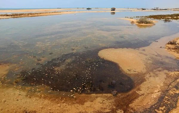 Hörmüzdə gəmiyə hücumun ağır FƏSADLARI: Dağılan neft sahillərə çatdı