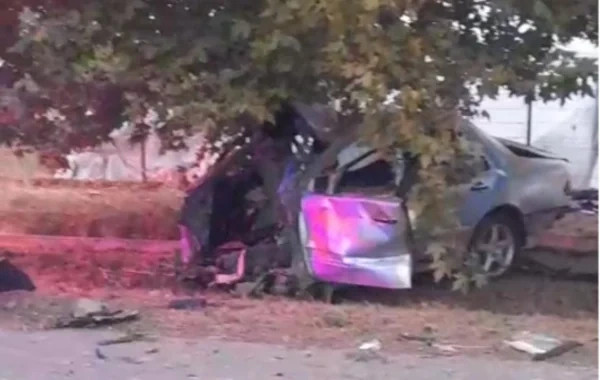 Füzulidə "Mercedes" ağaca çırpıldı, ölən var