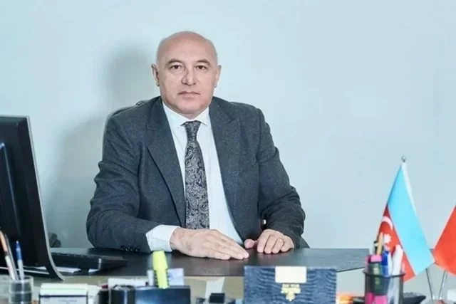 Tıxaca düşən deputat iclasa gecikdi: "Üzr istəməlidirlər"