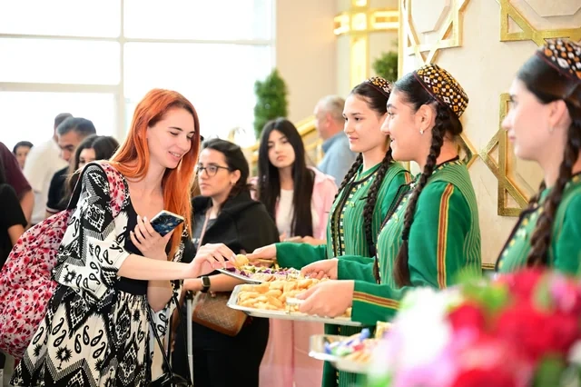Aşqabad Azərbaycan mədəniyyətini qarşılayır - FOTO