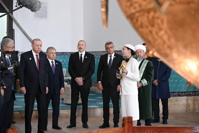 İlham Əliyev və TDT-nin qeyri-rəsmi Zirvə görüşünün digər iştirakçıları Türküstanda bir sıra mədəni məkanlarla tanış olublar - FOTO