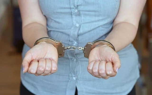 Azərbaycanda dəhşətli cinayət: Nənə yeni doğulan nəvəsini avtomobildə boğaraq öldürüb