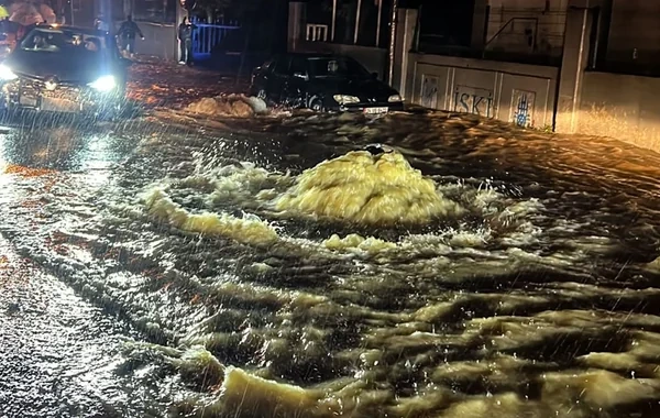 Güclü yağışın İstanbulda yaratdığı mənzərə: Ölənlər var - Video