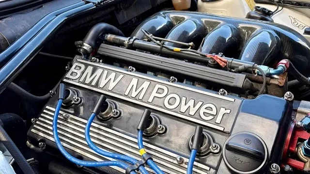 Əvvəllər məşhur müğənniyə məxsus olan "BMW M3 E30" hərraca çıxarılır - FOTO