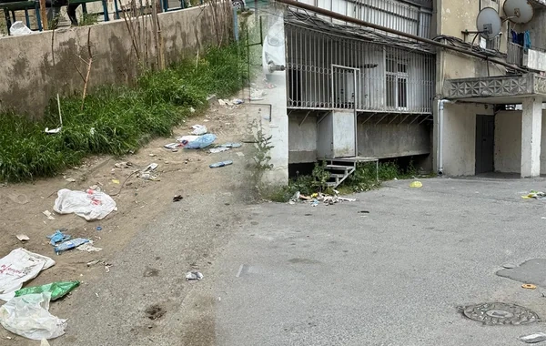 Yeni Yasamal sakinləri həyətin zibillənməsindən şikayətçidirlər - FOTO