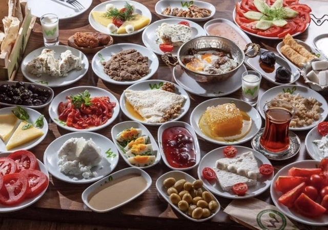 Səhər yeməyi inqilabı: Bakıda yeni həyat tərzi necə formalaşır?
