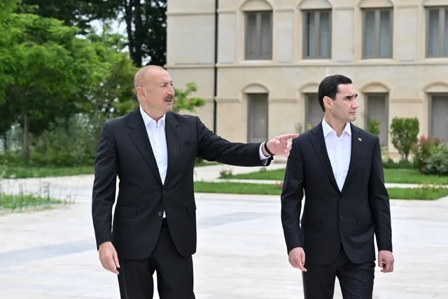 Prezidentlər Şuşada Azərbaycanın tanınmış şəxsiyyətlərinin işğal dövründə güllələnmiş büstlərinə baxıblar - FOTO
