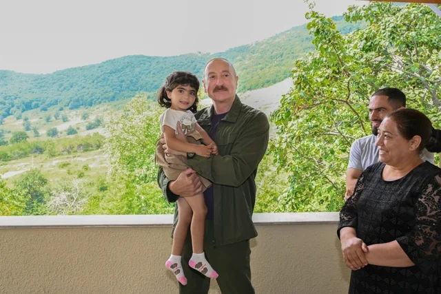 Prezident Kiçik Qaladərəsində görülən işlərlə tanış olub və kəndə qayıdan sakinlərlə görüşüb - FOTO
