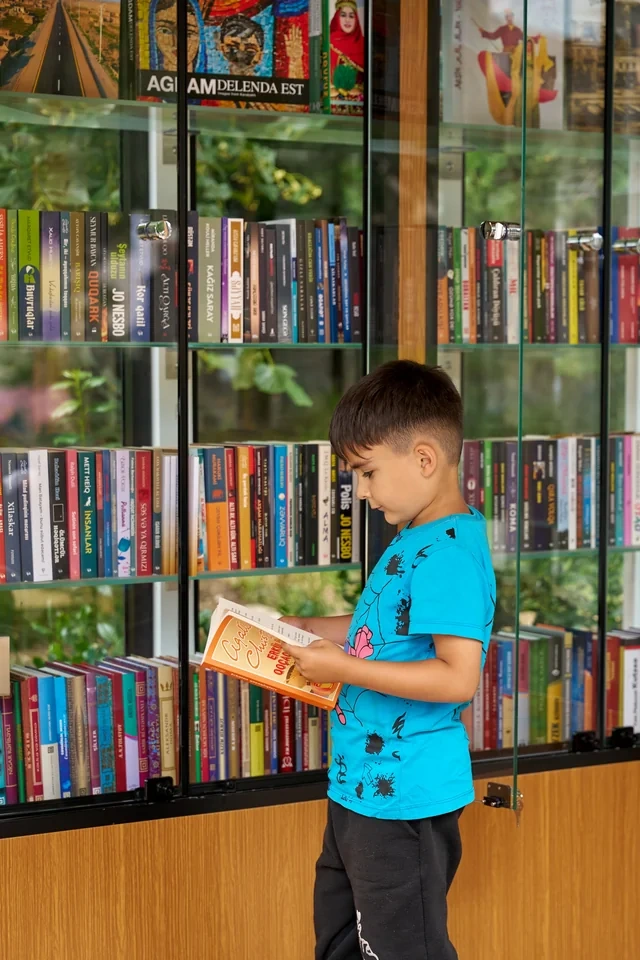 Şuşanın mərkəzində günəş enerjisi ilə işləyən "Kitab dayanacağı" istifadəyə verildi