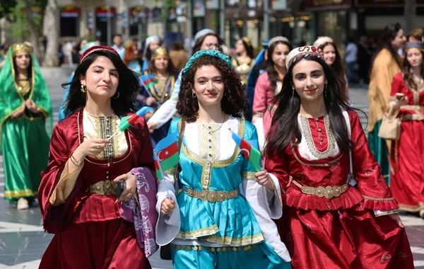 Bakının mərkəzində milli geyimlərdə gəzinti-yürüş təşkil olunub