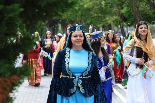 Bakının mərkəzində milli geyimlərdə gəzinti-yürüş təşkil olunub