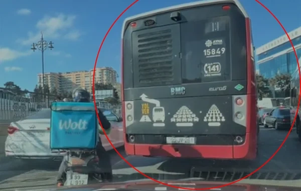"BakuBus"ın sürücüsü niyə avtobus zolağı ilə hərəkət etmir? - VİDEO