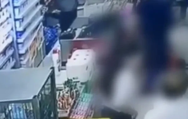 Dəhşətli hadisə: Kişi həyat yoldaşını uşağının gözü qarşısında döydü - Video