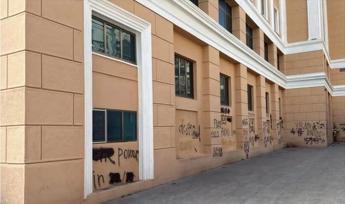 Nizami Kino Mərkəzininn divarına qrafit çəkənlər saxlanıldı
