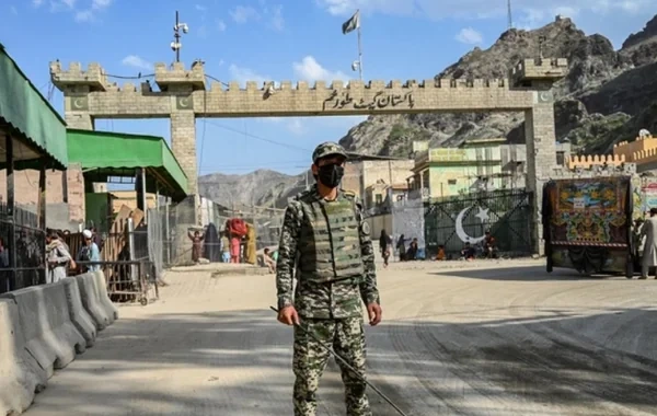 Pakistan və Əfqanıstan hərbçiləri arasında silahlı toqquşmalar başlayıb