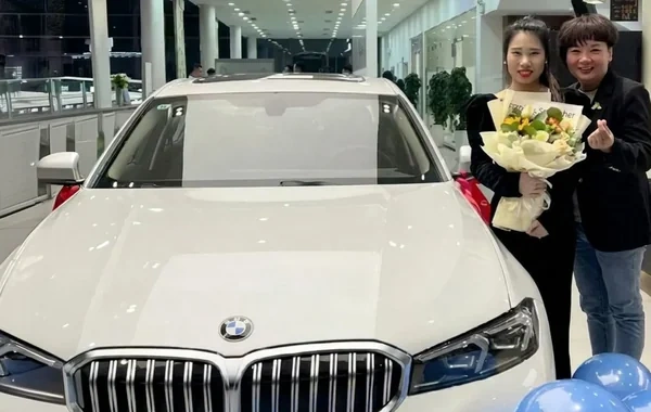 Çində restoran sahibi işçilərinə BMW hədiyyə etdi