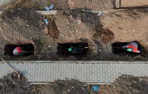 Türkiyədə sərt qışa hazırlıq: Yüzlərlə qəbir əvvəlcədən qazılır - Foto