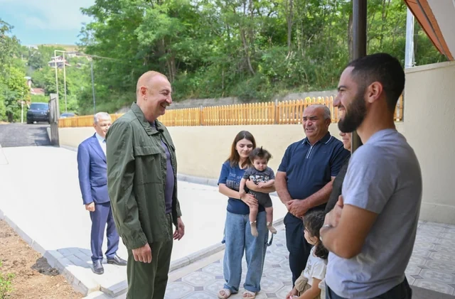 Prezident Kiçik Qaladərəsində görülən işlərlə tanış olub və kəndə qayıdan sakinlərlə görüşüb - FOTO