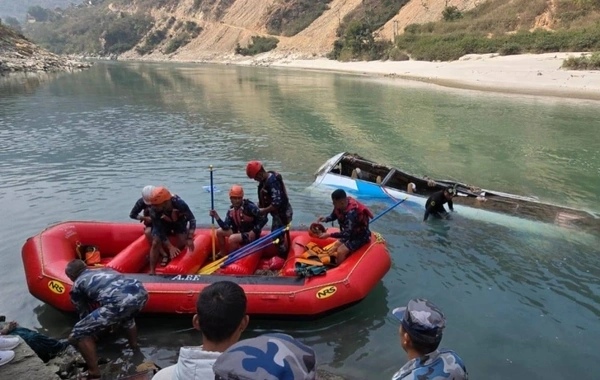 Nepalda sərnişin avtobusu dağ yolundan çaya düşdü: Azı 12 nəfər öldü