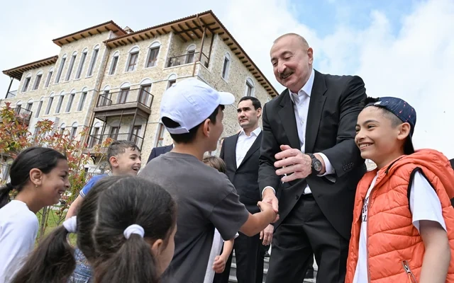 İlham Əliyev Sərdar Berdiməhəmmədov Şuşa şəhərində inşa edilmiş birinci yaşayış kompleksində olublar - FOTO