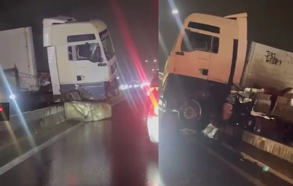 Bakı-Sumqayıt yolunda QƏZA: Yük avtomobili arakəsməyə çırpıldı - VİDEO