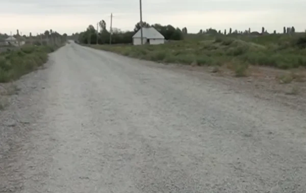 Ağdaş sakinlərinin yol PROBLEMİ: Məktəblilər palçıqlı yollarda çətinlik çəkirlər - VİDEO