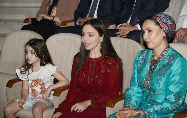 Leyla Əliyeva Arkadağ şəhərində əfsanəvi "Galkynyş" milli atüstü oyunlar qrupunun çıxışını izləyib - Foto