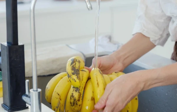 Rusiyalı qastroenteroloq: "Bananı yeməzdən əvvəl mütləq yuyun"
