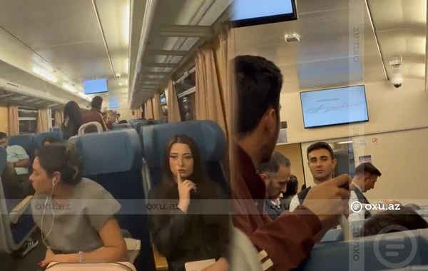 Elektrik kəsildi, Bakı-Xırdalan qatarı yolda qaldı: Sərnişinlər metroya üz tutdu - Video