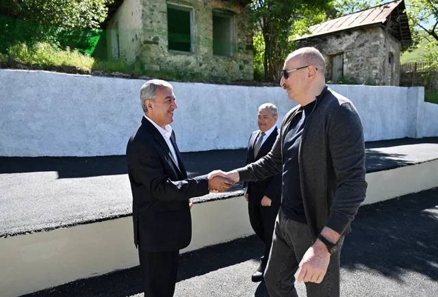 İlham Əliyev Şuşanın Böyük Qaladərəsi kəndində görülən işlərlə tanış olub, sakinlərlə görüşüb