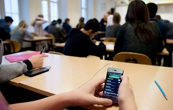 Sosial şəbəkələr məktəbliləri necə dəyişdi? - "Müasir şagirdlər uzun mətnləri oxuyub anlamaqda çətinlik çəkirlər"