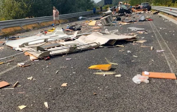 İtaliyada zəncirvari qəza: Altı ölü, onlarla yaralı var