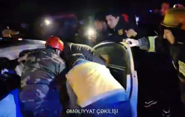 "Ford" dəmir səddə çırpıldı: Yaralı sərnişin xilas edildi - VİDEO