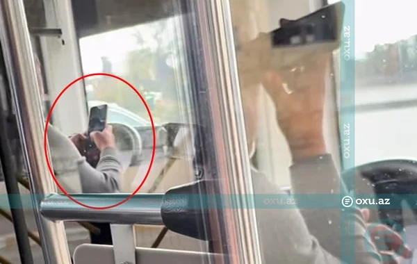 Sumqayıtda TƏHLÜKƏLİ ANLAR - Avtobus sürücüsü hər iki əlini sükandan çəkərək telefonla oynadı