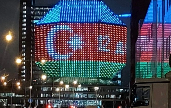 Belarus Milli Kitabxanasının binası Azərbaycan bayrağının rəngləri ilə işıqlandırılıb