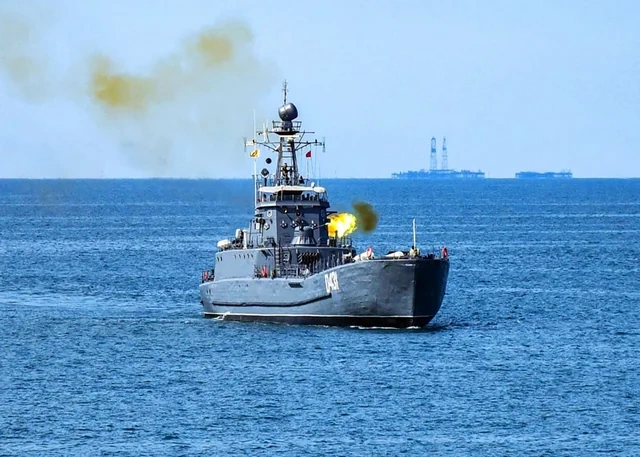 Helikopterlər, döyüş gəmiləri və xüsusi təyinatlılar hərəkətdə: Xəzərdə güc nümayişi - VİDEO