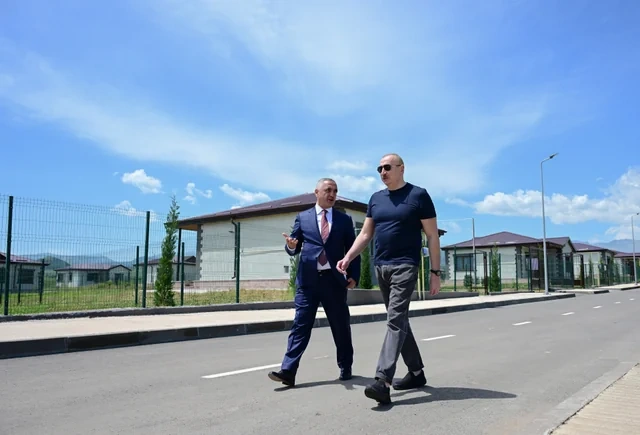 Prezident İlham Əliyev Xocalıda hərbi qulluqçular üçün nəzərdə tutulan fərdi evlərdə yaradılmış şəraitlə tanış olub