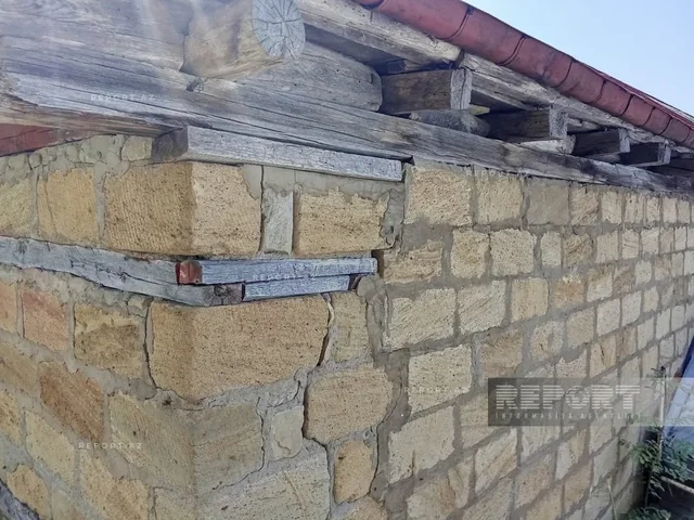 İsmayıllıda torpaq sürüşməsi olub, üç ailənin yaşadığı ev yararsız vəziyyətə düşüb - FOTO