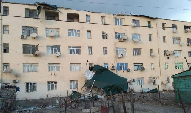 Bakıda binanın fasad üzlüyü qopdu – Anbaan video