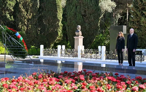 İlham Əliyev və Mehriban Əliyeva Fəxri xiyabanda Heydər Əliyevin məzarını ziyarət ediblər - FOTO
